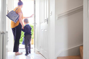 mere et enfant sortant de la maison